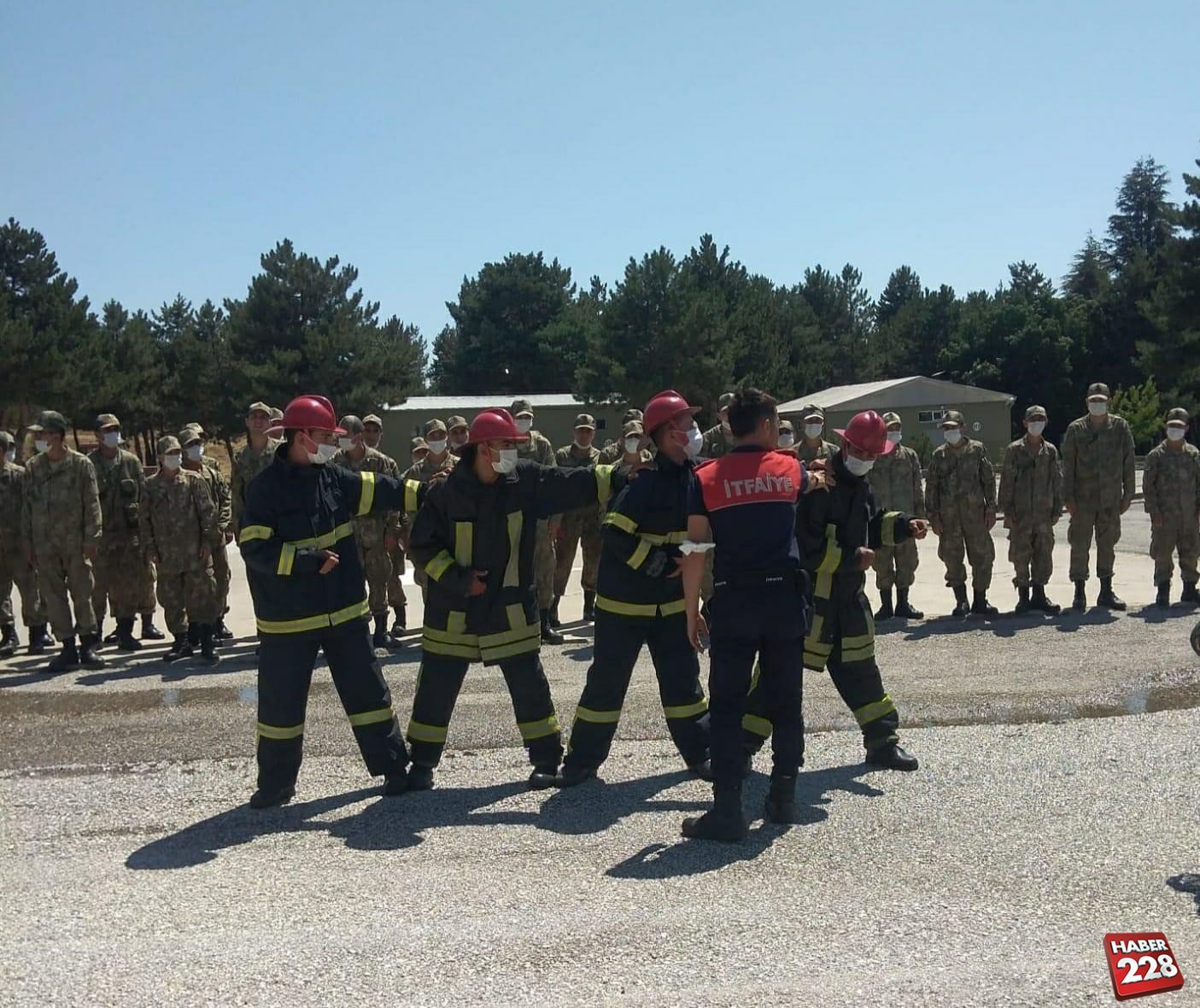İtfaiye ekiplerinden askerlere yangın eğitimi