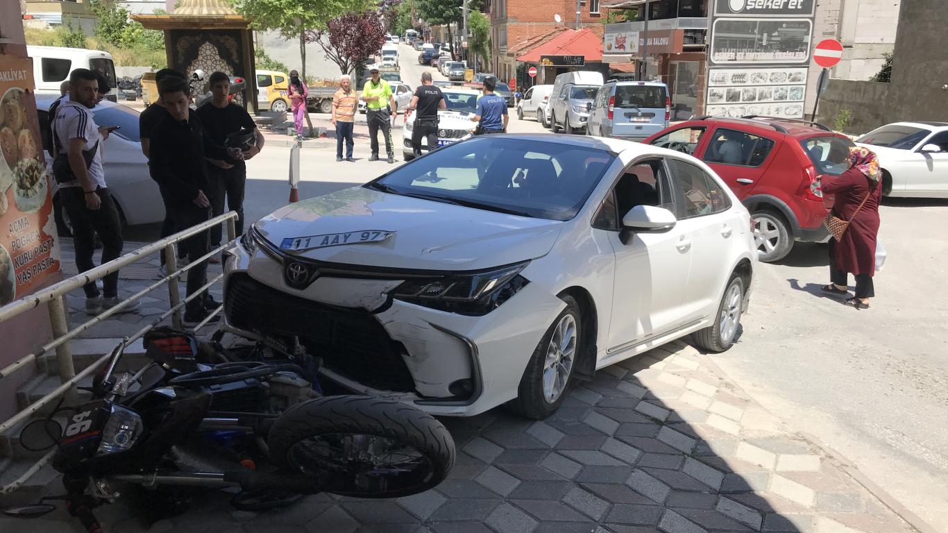 Bilecik’te otomobille çarpışan motosikletin sürücüsü yaralandı
