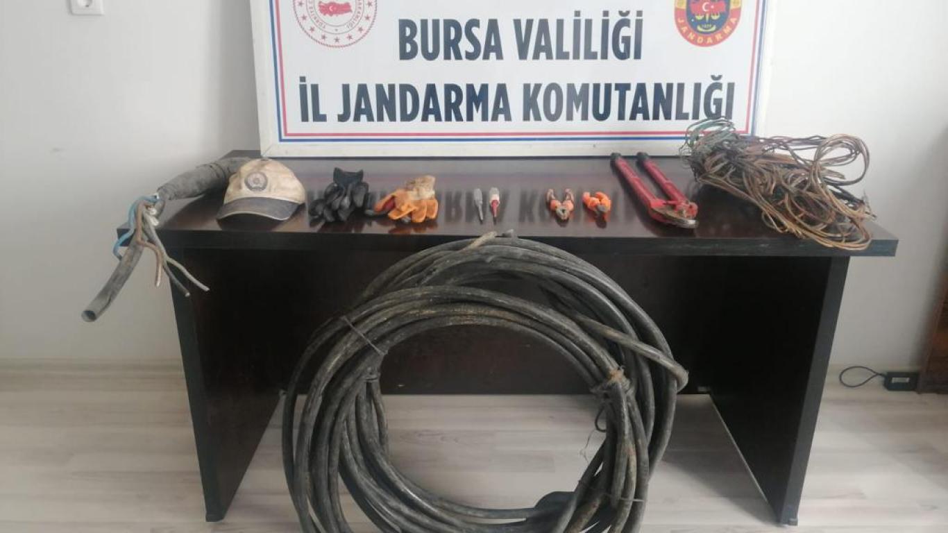 Bursa’da bakır kablo hırsızları suçüstü yakalandı