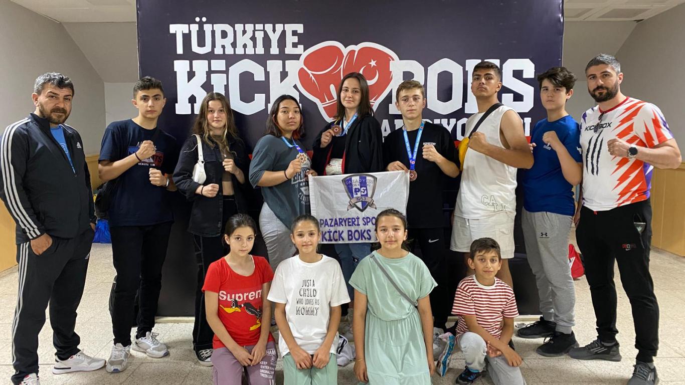 Pazaryeri kick boks sporcuları Türkiye Şampiyonası’ndan 3 madalya ile döndü
