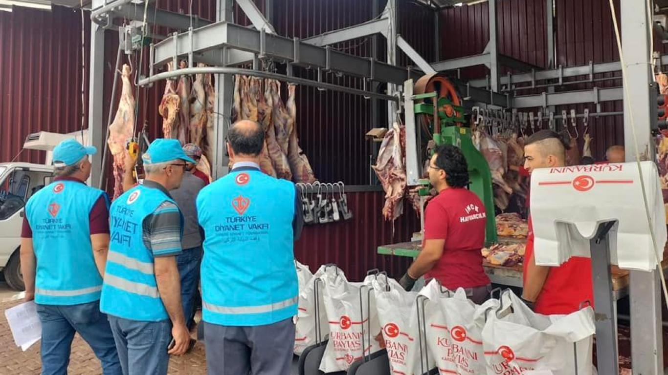 Bilecik Müftülüğü, TDV organizasyonuyla 800 aileye kurban eti dağıttı